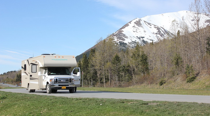picture showing a motorhome in alaska