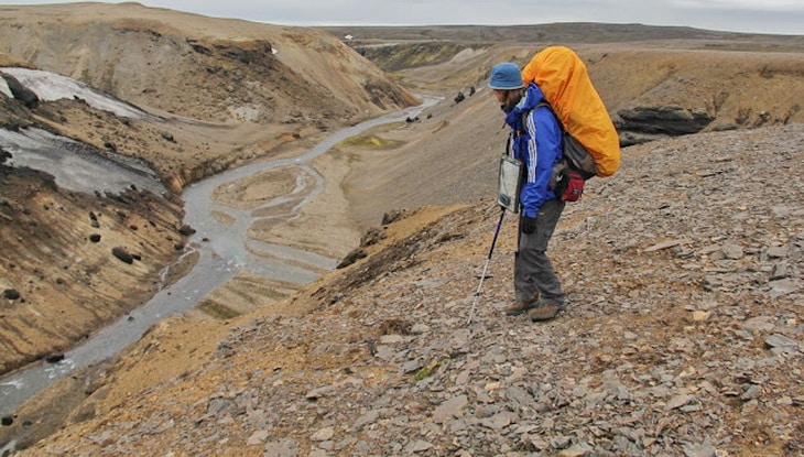 Hiker needs to cross the river in front of her