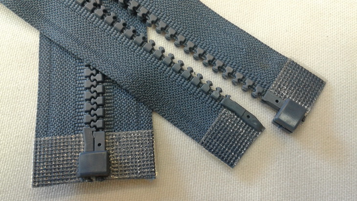 plastic_molded_zipper_16in_separating_on_the_table
