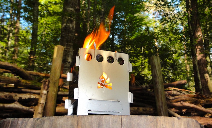 Fire burning in Bushcraft Essentials Bushbox Outdoor Solo Stove