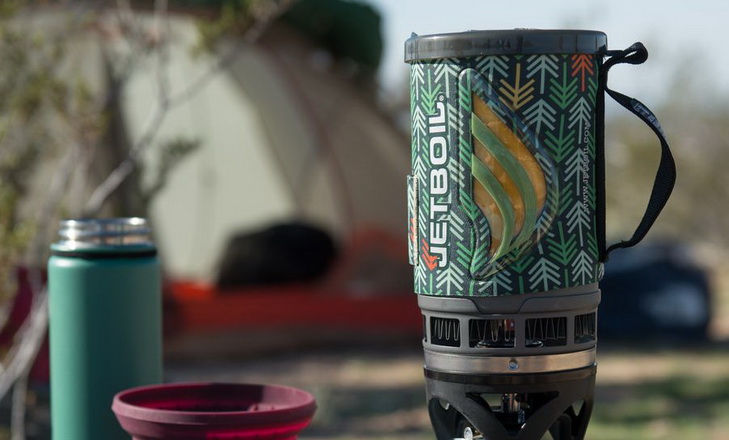 Jetboil Flash Cooking System and moutains in the background on the table