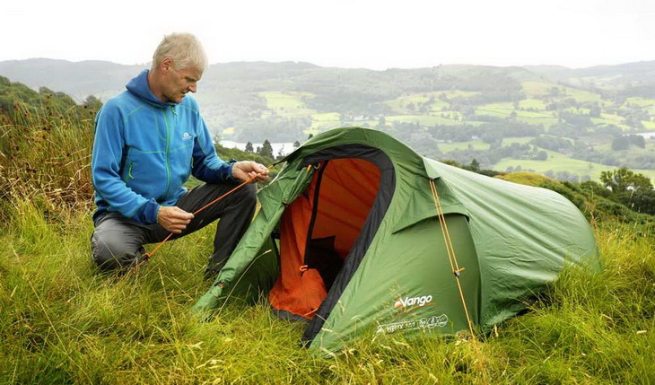 A man setting up Vango Helix 100 solo tent