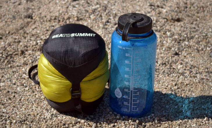 lightweight-sleeping-bag-sea-to-summit spark II next to a bottle of water