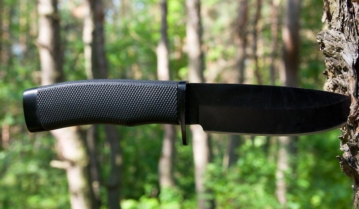 A survival knife in a tree