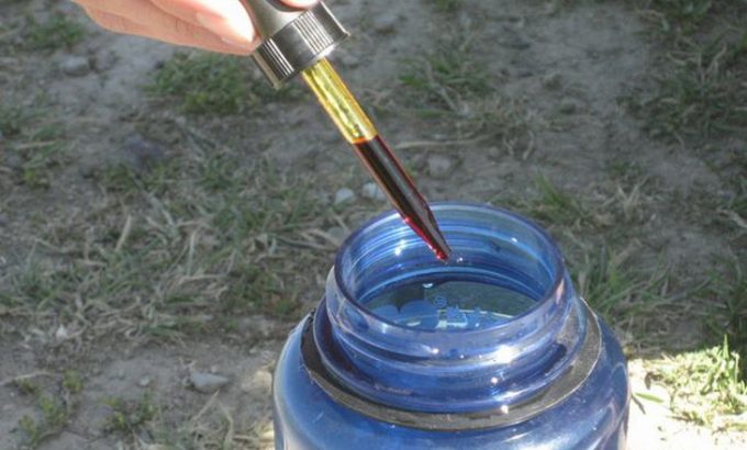 Adding the Iodine Tincture to water
