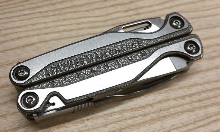 LEATHERMAN-Charge-Titanium-TTi-Multi-tool-gadget ona table