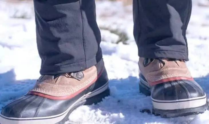 A man wearing a pair of winter hiking boots