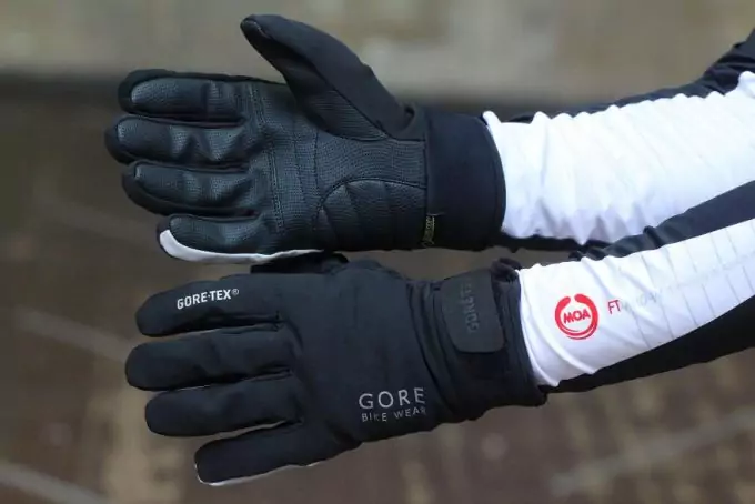 Image showing a pair of Gore Universal Gore-Tex Thermo Gloves