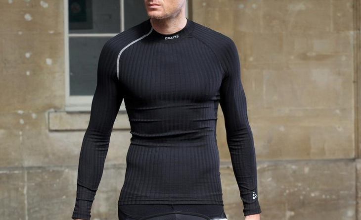 Man wearing Craft Active Extreme Crewneck baselayer