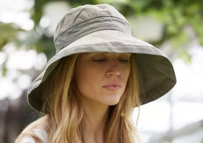 girl wearing breathable su hat