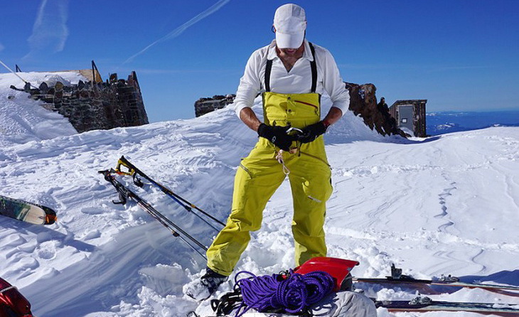A woman skiing on top of the moutanins
