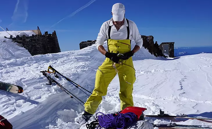 A man preparing for skiing