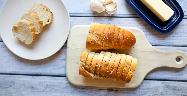 Garlic bread with fresh wild tea leaves