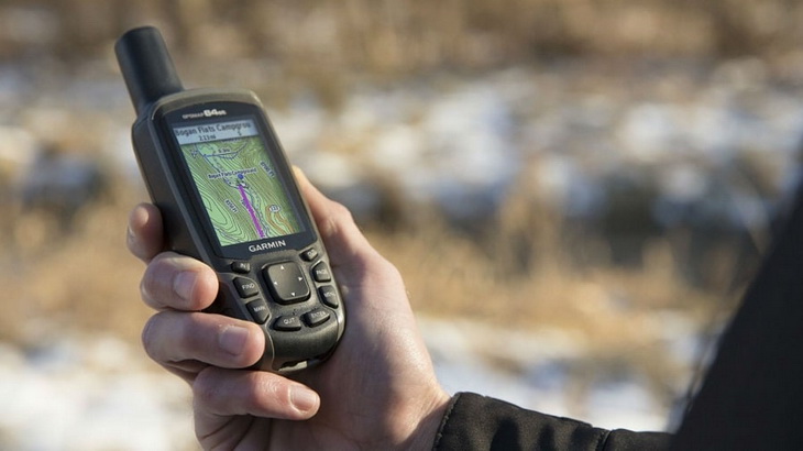 Image showing a man holding a Hunting-GPS-reception