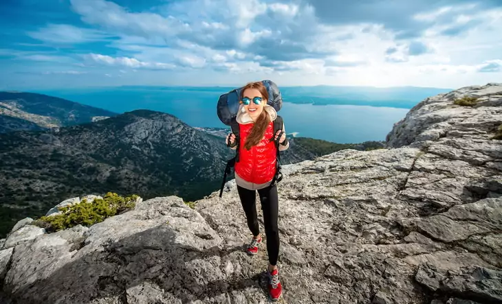 A woman wearing a pair of best-leggings-on top of the moutain