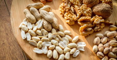picture of nuts trail mix