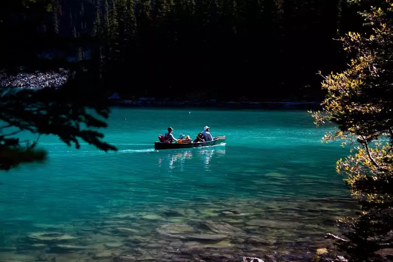 Familly trip with a canoe on Moraine lake