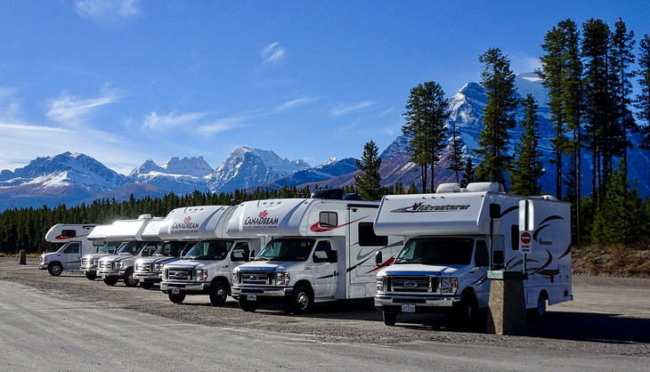 picture of motorhomes in a mountains landcsape