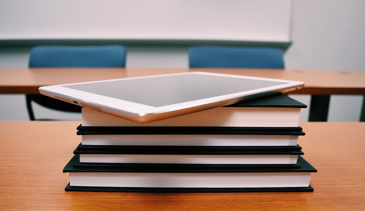 Digital-tablet-on-stack-of-books