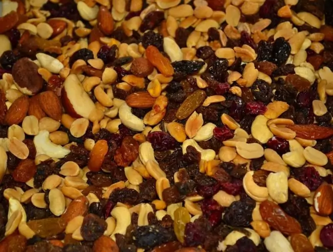 trail-mix-nuts-raisins-brazil-nuts-680x514