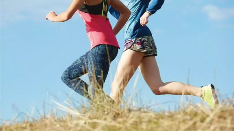 two-girls-runing-during-hike