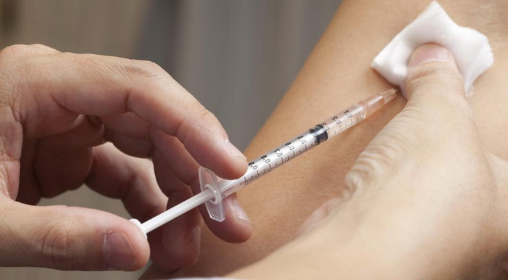 Common side effects of the tetanus vaccine include fever and redness at the injection site.