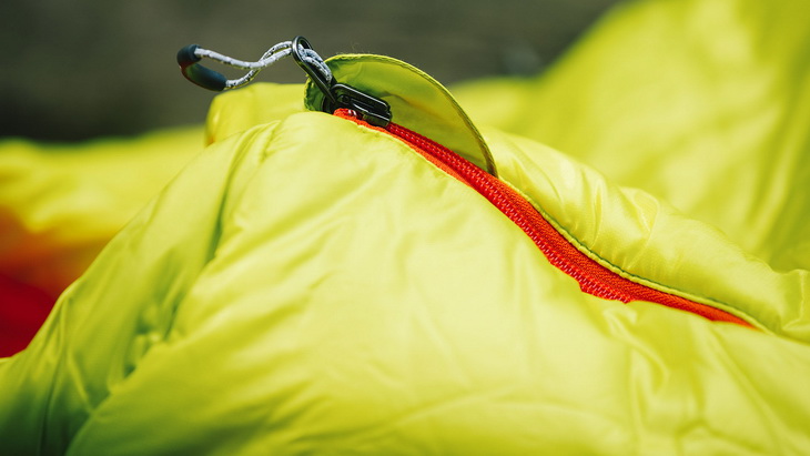 One central zip also works towards keeping the heat in the MOUNTAIN HARDWEAR HYPERLAMINA SPARK 35 SLEEPING BAG