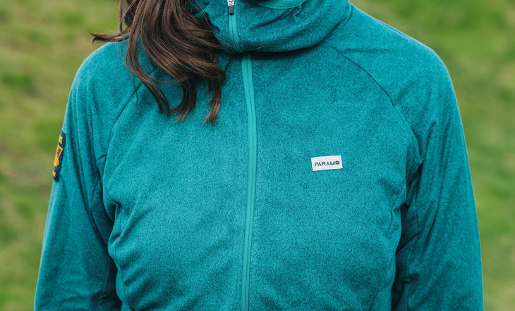 Woman wearing a stretchy, soft, water-repellent and wind-resistant fleece