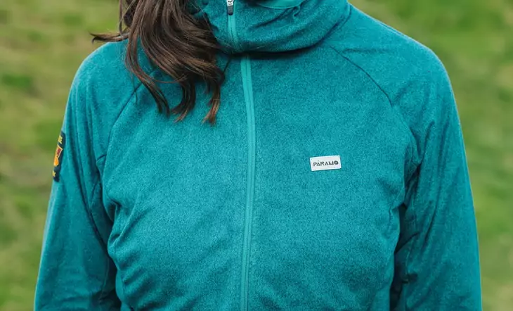 Woman wearing a stretchy, soft, water-repellent and wind-resistant fleece