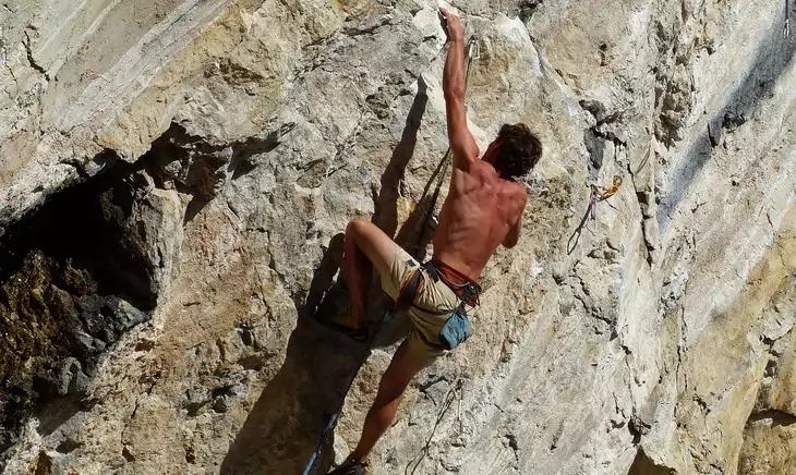 Free alpinist climbing the mountain