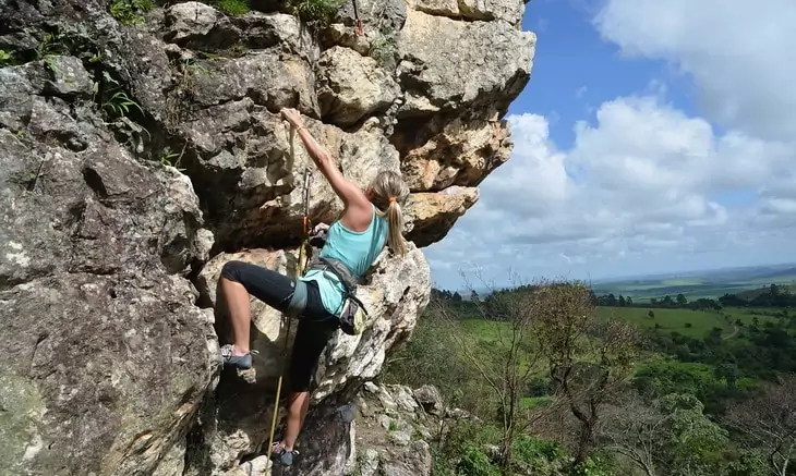 A woman climbing at Serra da Bocaina