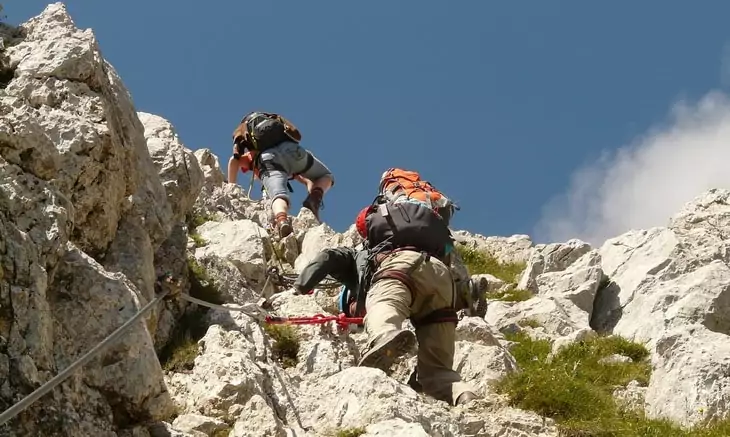 Two mens climbing the mountainsa