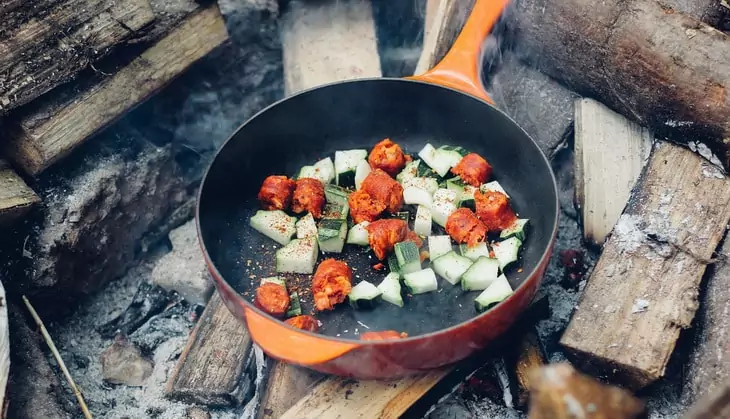 Cooking diner in a pan