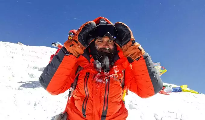 An alpinist on Everest with oxygen mask