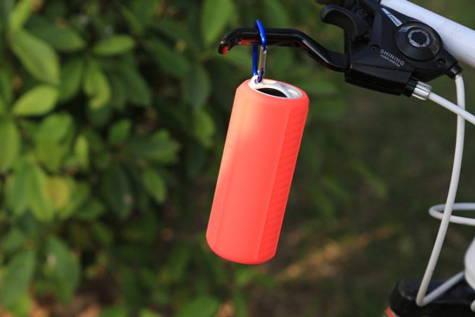 Easily transportable wireless Bluetooth speaker hang on bicycle